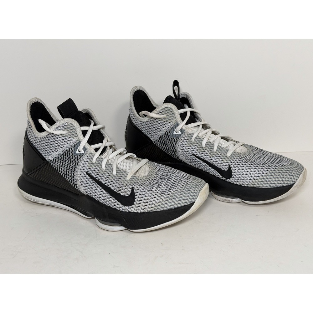Nike LeBron Witness 4 basketball shoes in a white and‎ black, Mens Size 10.5